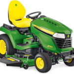 John Deere X590 Rasentraktor mit 122 cm Accel Deep Mähwerk, 23,1 PS Kawasaki EFI Motor, Hydrostat, Allradlenkung John Deere